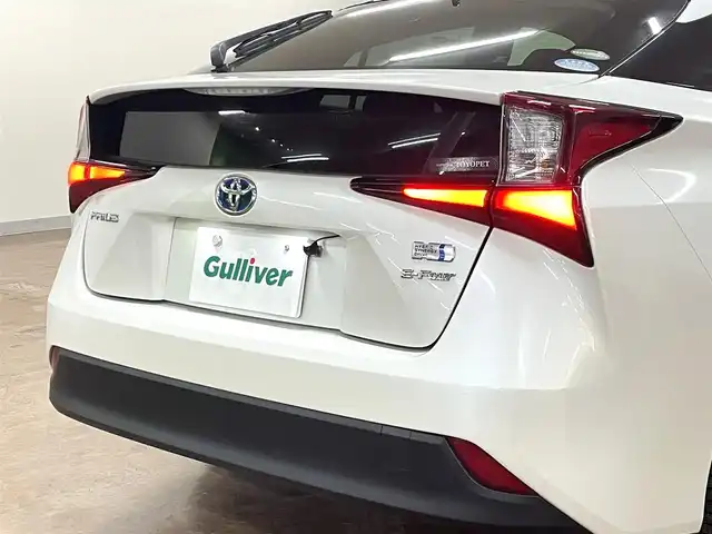 トヨタ プリウス S 道央・札幌 2020(令2)年 9.7万km ホワイトパールクリスタルシャイン 4WD/寒冷地仕様/社外ナビ AVIC-カロッツェリア RZ403/CD/DVD/BT/USB/SD/AUX/iPod/バックカメラ/ステアリングリモコン/プッシュスターター/スマートキー×2/LEDヘッドライト/オートハイビーム/トヨタセーフティーセンス/・衝突軽減ブレーキ/・横滑り防止装置/・レーンキープアシスト/レーダークルーズコントロール/前方ドラレコ/ETC/フロントワイパーデアイサー/純正フロアマット/取扱説明書