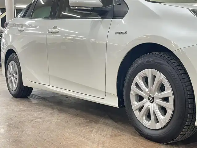 トヨタ プリウス S 道央・札幌 2020(令2)年 9.7万km ホワイトパールクリスタルシャイン 4WD/寒冷地仕様/社外ナビ AVIC-カロッツェリア RZ403/CD/DVD/BT/USB/SD/AUX/iPod/バックカメラ/ステアリングリモコン/プッシュスターター/スマートキー×2/LEDヘッドライト/オートハイビーム/トヨタセーフティーセンス/・衝突軽減ブレーキ/・横滑り防止装置/・レーンキープアシスト/レーダークルーズコントロール/前方ドラレコ/ETC/フロントワイパーデアイサー/純正フロアマット/取扱説明書
