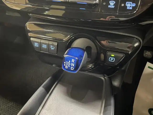 トヨタ プリウス S 道央・札幌 2020(令2)年 9.7万km ホワイトパールクリスタルシャイン 4WD/寒冷地仕様/社外ナビ AVIC-カロッツェリア RZ403/CD/DVD/BT/USB/SD/AUX/iPod/バックカメラ/ステアリングリモコン/プッシュスターター/スマートキー×2/LEDヘッドライト/オートハイビーム/トヨタセーフティーセンス/・衝突軽減ブレーキ/・横滑り防止装置/・レーンキープアシスト/レーダークルーズコントロール/前方ドラレコ/ETC/フロントワイパーデアイサー/純正フロアマット/取扱説明書