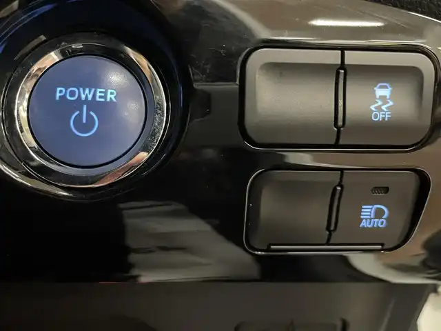 トヨタ プリウス S 道央・札幌 2020(令2)年 9.7万km ホワイトパールクリスタルシャイン 4WD/寒冷地仕様/社外ナビ AVIC-カロッツェリア RZ403/CD/DVD/BT/USB/SD/AUX/iPod/バックカメラ/ステアリングリモコン/プッシュスターター/スマートキー×2/LEDヘッドライト/オートハイビーム/トヨタセーフティーセンス/・衝突軽減ブレーキ/・横滑り防止装置/・レーンキープアシスト/レーダークルーズコントロール/前方ドラレコ/ETC/フロントワイパーデアイサー/純正フロアマット/取扱説明書