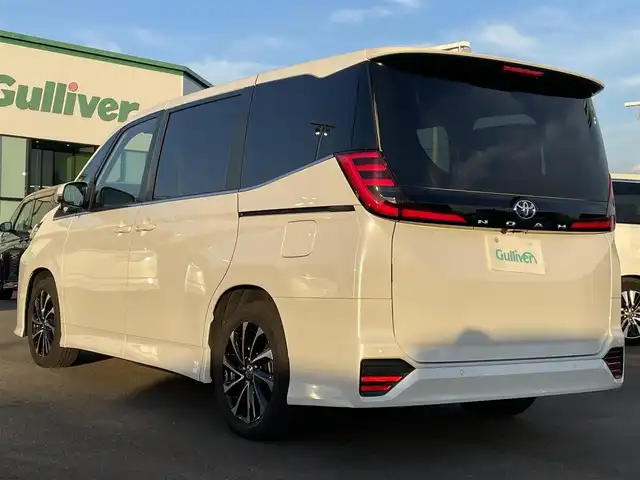 トヨタ ノア S－Z 佐賀県 2023(令5)年 2.1万km ホワイトパールクリスタルシャイン 純正8型ディスプレイオーディオ/・AM/FM/BTAppple Car Play/Android Auto//・バックカメラ/デジタルミラー型前後ドライブレコーダー/両側パワースライドドア/ハーフレザーシート/・シートヒーター「運転席/助手席」/スマートキー/アダプティブLEDヘッドライト/HDMI入力端子/電動パーキングブレーキ/オートホールド機能/純正17インチアルミホイール/純正フロアマット/新車保証書/取扱説明書/スペアキー1本/トヨタセーフティーセンス/・プリクラッシュセーフティ/・レーントレーシングアシスト（LTA）/・レーンディパーチャーアラート（車線逸脱警報機能）/・レーダークルーズコントロール（全車速追従機能付）/・ドライバー異常時対応システム/・プロアクティブドライビングアシスト（PDA）/・発進遅れ告知機能/・パーキングサポートブレーキ/・安全降車支援機能/・リヤクロストラフィックオートブレーキ