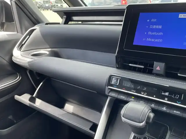 トヨタ ノア S－Z 佐賀県 2023(令5)年 2.1万km ホワイトパールクリスタルシャイン 純正8型ディスプレイオーディオ/・AM/FM/BTAppple Car Play/Android Auto//・バックカメラ/デジタルミラー型前後ドライブレコーダー/両側パワースライドドア/ハーフレザーシート/・シートヒーター「運転席/助手席」/スマートキー/アダプティブLEDヘッドライト/HDMI入力端子/電動パーキングブレーキ/オートホールド機能/純正17インチアルミホイール/純正フロアマット/新車保証書/取扱説明書/スペアキー1本/トヨタセーフティーセンス/・プリクラッシュセーフティ/・レーントレーシングアシスト（LTA）/・レーンディパーチャーアラート（車線逸脱警報機能）/・レーダークルーズコントロール（全車速追従機能付）/・ドライバー異常時対応システム/・プロアクティブドライビングアシスト（PDA）/・発進遅れ告知機能/・パーキングサポートブレーキ/・安全降車支援機能/・リヤクロストラフィックオートブレーキ