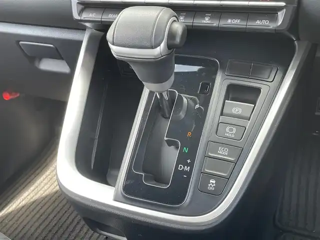 トヨタ ノア S－Z 佐賀県 2023(令5)年 2.1万km ホワイトパールクリスタルシャイン 純正8型ディスプレイオーディオ/・AM/FM/BTAppple Car Play/Android Auto//・バックカメラ/デジタルミラー型前後ドライブレコーダー/両側パワースライドドア/ハーフレザーシート/・シートヒーター「運転席/助手席」/スマートキー/アダプティブLEDヘッドライト/HDMI入力端子/電動パーキングブレーキ/オートホールド機能/純正17インチアルミホイール/純正フロアマット/新車保証書/取扱説明書/スペアキー1本/トヨタセーフティーセンス/・プリクラッシュセーフティ/・レーントレーシングアシスト（LTA）/・レーンディパーチャーアラート（車線逸脱警報機能）/・レーダークルーズコントロール（全車速追従機能付）/・ドライバー異常時対応システム/・プロアクティブドライビングアシスト（PDA）/・発進遅れ告知機能/・パーキングサポートブレーキ/・安全降車支援機能/・リヤクロストラフィックオートブレーキ