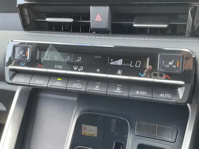 トヨタ ノア S－Z 佐賀県 2023(令5)年 2.1万km ホワイトパールクリスタルシャイン 純正8型ディスプレイオーディオ/・AM/FM/BTAppple Car Play/Android Auto//・バックカメラ/デジタルミラー型前後ドライブレコーダー/両側パワースライドドア/ハーフレザーシート/・シートヒーター「運転席/助手席」/スマートキー/アダプティブLEDヘッドライト/HDMI入力端子/電動パーキングブレーキ/オートホールド機能/純正17インチアルミホイール/純正フロアマット/新車保証書/取扱説明書/スペアキー1本/トヨタセーフティーセンス/・プリクラッシュセーフティ/・レーントレーシングアシスト（LTA）/・レーンディパーチャーアラート（車線逸脱警報機能）/・レーダークルーズコントロール（全車速追従機能付）/・ドライバー異常時対応システム/・プロアクティブドライビングアシスト（PDA）/・発進遅れ告知機能/・パーキングサポートブレーキ/・安全降車支援機能/・リヤクロストラフィックオートブレーキ