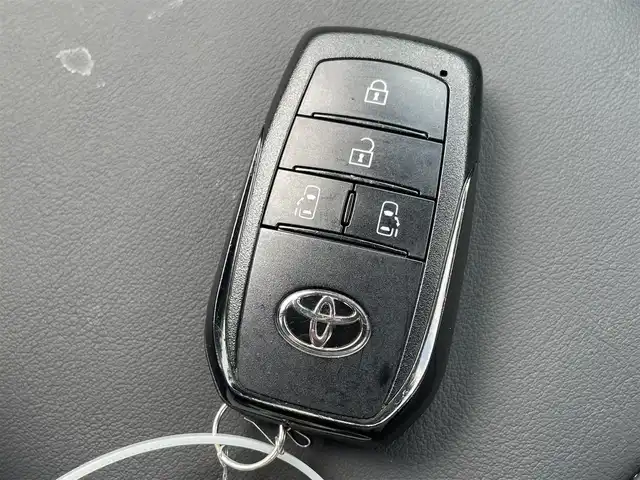 トヨタ ノア S－Z 佐賀県 2023(令5)年 2.1万km ホワイトパールクリスタルシャイン 純正8型ディスプレイオーディオ/・AM/FM/BTAppple Car Play/Android Auto//・バックカメラ/デジタルミラー型前後ドライブレコーダー/両側パワースライドドア/ハーフレザーシート/・シートヒーター「運転席/助手席」/スマートキー/アダプティブLEDヘッドライト/HDMI入力端子/電動パーキングブレーキ/オートホールド機能/純正17インチアルミホイール/純正フロアマット/新車保証書/取扱説明書/スペアキー1本/トヨタセーフティーセンス/・プリクラッシュセーフティ/・レーントレーシングアシスト（LTA）/・レーンディパーチャーアラート（車線逸脱警報機能）/・レーダークルーズコントロール（全車速追従機能付）/・ドライバー異常時対応システム/・プロアクティブドライビングアシスト（PDA）/・発進遅れ告知機能/・パーキングサポートブレーキ/・安全降車支援機能/・リヤクロストラフィックオートブレーキ