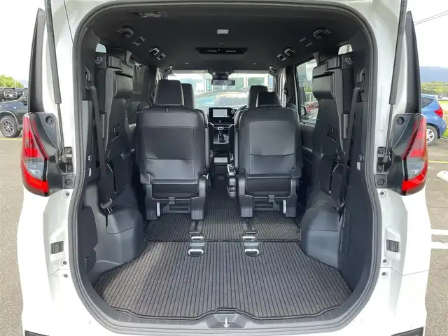 トヨタ ノア S－Z 佐賀県 2023(令5)年 2.1万km ホワイトパールクリスタルシャイン 純正8型ディスプレイオーディオ/・AM/FM/BTAppple Car Play/Android Auto//・バックカメラ/デジタルミラー型前後ドライブレコーダー/両側パワースライドドア/ハーフレザーシート/・シートヒーター「運転席/助手席」/スマートキー/アダプティブLEDヘッドライト/HDMI入力端子/電動パーキングブレーキ/オートホールド機能/純正17インチアルミホイール/純正フロアマット/新車保証書/取扱説明書/スペアキー1本/トヨタセーフティーセンス/・プリクラッシュセーフティ/・レーントレーシングアシスト（LTA）/・レーンディパーチャーアラート（車線逸脱警報機能）/・レーダークルーズコントロール（全車速追従機能付）/・ドライバー異常時対応システム/・プロアクティブドライビングアシスト（PDA）/・発進遅れ告知機能/・パーキングサポートブレーキ/・安全降車支援機能/・リヤクロストラフィックオートブレーキ