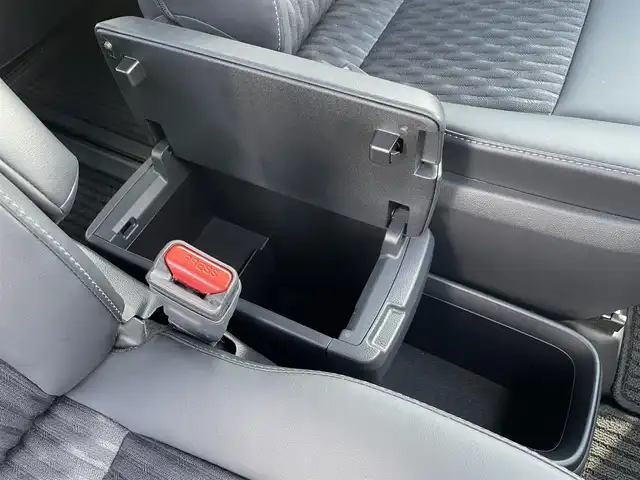 トヨタ ノア S－Z 佐賀県 2023(令5)年 2.1万km ホワイトパールクリスタルシャイン 純正8型ディスプレイオーディオ/・AM/FM/BTAppple Car Play/Android Auto//・バックカメラ/デジタルミラー型前後ドライブレコーダー/両側パワースライドドア/ハーフレザーシート/・シートヒーター「運転席/助手席」/スマートキー/アダプティブLEDヘッドライト/HDMI入力端子/電動パーキングブレーキ/オートホールド機能/純正17インチアルミホイール/純正フロアマット/新車保証書/取扱説明書/スペアキー1本/トヨタセーフティーセンス/・プリクラッシュセーフティ/・レーントレーシングアシスト（LTA）/・レーンディパーチャーアラート（車線逸脱警報機能）/・レーダークルーズコントロール（全車速追従機能付）/・ドライバー異常時対応システム/・プロアクティブドライビングアシスト（PDA）/・発進遅れ告知機能/・パーキングサポートブレーキ/・安全降車支援機能/・リヤクロストラフィックオートブレーキ