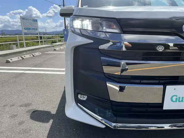 トヨタ ノア S－Z 佐賀県 2023(令5)年 2.1万km ホワイトパールクリスタルシャイン 純正8型ディスプレイオーディオ/・AM/FM/BTAppple Car Play/Android Auto//・バックカメラ/デジタルミラー型前後ドライブレコーダー/両側パワースライドドア/ハーフレザーシート/・シートヒーター「運転席/助手席」/スマートキー/アダプティブLEDヘッドライト/HDMI入力端子/電動パーキングブレーキ/オートホールド機能/純正17インチアルミホイール/純正フロアマット/新車保証書/取扱説明書/スペアキー1本/トヨタセーフティーセンス/・プリクラッシュセーフティ/・レーントレーシングアシスト（LTA）/・レーンディパーチャーアラート（車線逸脱警報機能）/・レーダークルーズコントロール（全車速追従機能付）/・ドライバー異常時対応システム/・プロアクティブドライビングアシスト（PDA）/・発進遅れ告知機能/・パーキングサポートブレーキ/・安全降車支援機能/・リヤクロストラフィックオートブレーキ