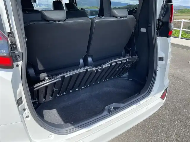 トヨタ ノア S－Z 佐賀県 2023(令5)年 2.1万km ホワイトパールクリスタルシャイン 純正8型ディスプレイオーディオ/・AM/FM/BTAppple Car Play/Android Auto//・バックカメラ/デジタルミラー型前後ドライブレコーダー/両側パワースライドドア/ハーフレザーシート/・シートヒーター「運転席/助手席」/スマートキー/アダプティブLEDヘッドライト/HDMI入力端子/電動パーキングブレーキ/オートホールド機能/純正17インチアルミホイール/純正フロアマット/新車保証書/取扱説明書/スペアキー1本/トヨタセーフティーセンス/・プリクラッシュセーフティ/・レーントレーシングアシスト（LTA）/・レーンディパーチャーアラート（車線逸脱警報機能）/・レーダークルーズコントロール（全車速追従機能付）/・ドライバー異常時対応システム/・プロアクティブドライビングアシスト（PDA）/・発進遅れ告知機能/・パーキングサポートブレーキ/・安全降車支援機能/・リヤクロストラフィックオートブレーキ