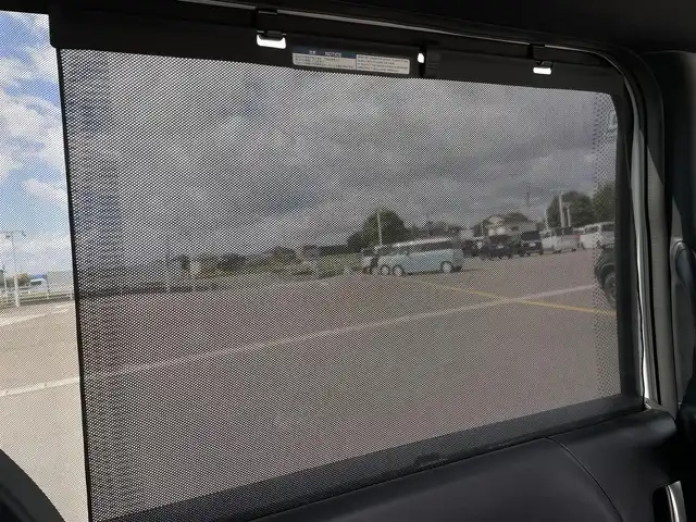 トヨタ ノア S－Z 佐賀県 2023(令5)年 2.1万km ホワイトパールクリスタルシャイン 純正8型ディスプレイオーディオ/・AM/FM/BTAppple Car Play/Android Auto//・バックカメラ/デジタルミラー型前後ドライブレコーダー/両側パワースライドドア/ハーフレザーシート/・シートヒーター「運転席/助手席」/スマートキー/アダプティブLEDヘッドライト/HDMI入力端子/電動パーキングブレーキ/オートホールド機能/純正17インチアルミホイール/純正フロアマット/新車保証書/取扱説明書/スペアキー1本/トヨタセーフティーセンス/・プリクラッシュセーフティ/・レーントレーシングアシスト（LTA）/・レーンディパーチャーアラート（車線逸脱警報機能）/・レーダークルーズコントロール（全車速追従機能付）/・ドライバー異常時対応システム/・プロアクティブドライビングアシスト（PDA）/・発進遅れ告知機能/・パーキングサポートブレーキ/・安全降車支援機能/・リヤクロストラフィックオートブレーキ