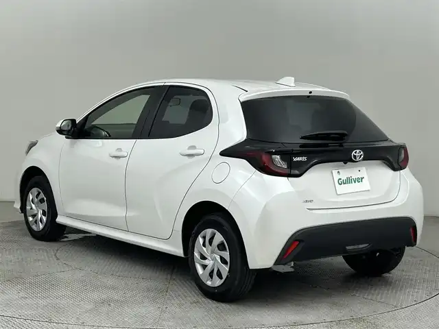 トヨタ ヤリス X 道央・札幌 2023(令5)年 1.3万km プラチナホワイトパールマイカ ・４WD/・寒冷地仕様/・純正ディスプレイオーディオナビ/　BT/USB/miracast/・バックカメラ/・ETC/・トヨタセーフティセンス/・プリクラッシュセーフティ/・レーダークルーズコントロール/・レーントレーシングアシスト/・ロードサインアシスト/・オートハイビーム/・プッシュスタート/・スマートキー/・フロアマット