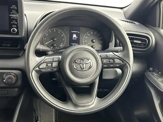 トヨタ ヤリス X 道央・札幌 2023(令5)年 1.3万km プラチナホワイトパールマイカ ・４WD/・寒冷地仕様/・純正ディスプレイオーディオナビ/　BT/USB/miracast/・バックカメラ/・ETC/・トヨタセーフティセンス/・プリクラッシュセーフティ/・レーダークルーズコントロール/・レーントレーシングアシスト/・ロードサインアシスト/・オートハイビーム/・プッシュスタート/・スマートキー/・フロアマット