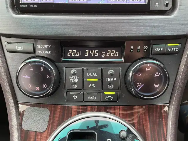トヨタ マークＸ ジオ 240G 千葉県 2012(平24)年 7.7万km シルバーM 純正SDナビ【NSZT-W61G】/・CD/DVD/MSV/Bluetooth/フルセグ/バックカメラ/スマートキー/前席パワーシート/純正キセノンヘッドライト/フォグランプ/本革巻きステアリング/木目調パネル/純正16インチアルミホイール/ドアバイザー/サイド＆カーテンエアバッグ/ETC/新車時保証書＆取扱説明書
