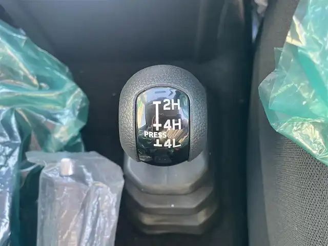 スズキ ジムニー ノマド FC 島根県 2025(令7)年 0.1千km 緑 オーディオレス/スズキセーフティサポート/レーダークルーズコントロール/D/N席シートヒーター/ヘッドライトウォッシャー/LEDヘッドライト/AUTOライト/オートマチックハイビーム/フォグライト/コーナーセンサー/アイドリングストップ/ISOFIX/電動格納ミラー/ウィンカーミラー/純正15インチアルミホイール