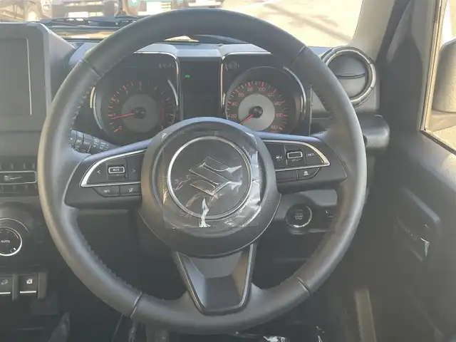 スズキ ジムニー ノマド FC 島根県 2025(令7)年 0.1千km 緑 オーディオレス/スズキセーフティサポート/レーダークルーズコントロール/D/N席シートヒーター/ヘッドライトウォッシャー/LEDヘッドライト/AUTOライト/オートマチックハイビーム/フォグライト/コーナーセンサー/アイドリングストップ/ISOFIX/電動格納ミラー/ウィンカーミラー/純正15インチアルミホイール