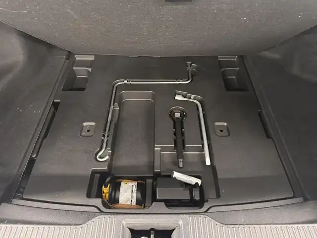 トヨタ クラウン ハイブリッド RS アドバンス 三重県 2019(平31)年 5.1万km プレシャスシルバー MTモード付フロアCVT/純正 8インチナビ/（AM/FM/CD/DVD/Blu-ray/SDREC/SD/USB/Bluetooth/Miracast/AUX/TV）/【OP】パノラミックビューモニター*1/【OP】トヨタプレミアムサウンド（16スピーカー/12chオーディオAMP）/ドライブレコーダー前方/ETC2.0/Toyota Safety Sense/・プリクラッシュセーフティ/・レーントレーシングアシスト/・レーダークルコン/・ロードサインアシスト/・オートハイビーム/・ブラインドスポットモニター＋リヤクロストラフィックアラート*1/・インテリジェントクリアランスソナー［パーキングサポートブレーキ（静止物）］*1/・インテリジェント パーキングアシスト2（巻き込み警報機能付）*1/・リヤカメラディテクション*1/など/装備/・【OP】カラーヘッドアップディスプレイ/・本革シート*2/・シートヒーター＆ベンチレーション（D/N）*2/・パワーシート（Dメモリー付8way＋ランバーサポート/N4way）/・パドルシフト/・雨滴感応式フロントワイパー/・AC100Vコンセント（100W）/・オートライト/・左右独立オートエアコン/など/*…セットでメーカーOP