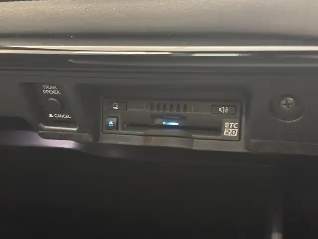 トヨタ クラウン ハイブリッド RS アドバンス 三重県 2019(平31)年 5.1万km プレシャスシルバー MTモード付フロアCVT/純正 8インチナビ/（AM/FM/CD/DVD/Blu-ray/SDREC/SD/USB/Bluetooth/Miracast/AUX/TV）/【OP】パノラミックビューモニター*1/【OP】トヨタプレミアムサウンド（16スピーカー/12chオーディオAMP）/ドライブレコーダー前方/ETC2.0/Toyota Safety Sense/・プリクラッシュセーフティ/・レーントレーシングアシスト/・レーダークルコン/・ロードサインアシスト/・オートハイビーム/・ブラインドスポットモニター＋リヤクロストラフィックアラート*1/・インテリジェントクリアランスソナー［パーキングサポートブレーキ（静止物）］*1/・インテリジェント パーキングアシスト2（巻き込み警報機能付）*1/・リヤカメラディテクション*1/など/装備/・【OP】カラーヘッドアップディスプレイ/・本革シート*2/・シートヒーター＆ベンチレーション（D/N）*2/・パワーシート（Dメモリー付8way＋ランバーサポート/N4way）/・パドルシフト/・雨滴感応式フロントワイパー/・AC100Vコンセント（100W）/・オートライト/・左右独立オートエアコン/など/*…セットでメーカーOP