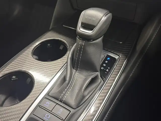 トヨタ クラウン ハイブリッド RS アドバンス 三重県 2019(平31)年 5.1万km プレシャスシルバー MTモード付フロアCVT/純正 8インチナビ/（AM/FM/CD/DVD/Blu-ray/SDREC/SD/USB/Bluetooth/Miracast/AUX/TV）/【OP】パノラミックビューモニター*1/【OP】トヨタプレミアムサウンド（16スピーカー/12chオーディオAMP）/ドライブレコーダー前方/ETC2.0/Toyota Safety Sense/・プリクラッシュセーフティ/・レーントレーシングアシスト/・レーダークルコン/・ロードサインアシスト/・オートハイビーム/・ブラインドスポットモニター＋リヤクロストラフィックアラート*1/・インテリジェントクリアランスソナー［パーキングサポートブレーキ（静止物）］*1/・インテリジェント パーキングアシスト2（巻き込み警報機能付）*1/・リヤカメラディテクション*1/など/装備/・【OP】カラーヘッドアップディスプレイ/・本革シート*2/・シートヒーター＆ベンチレーション（D/N）*2/・パワーシート（Dメモリー付8way＋ランバーサポート/N4way）/・パドルシフト/・雨滴感応式フロントワイパー/・AC100Vコンセント（100W）/・オートライト/・左右独立オートエアコン/など/*…セットでメーカーOP