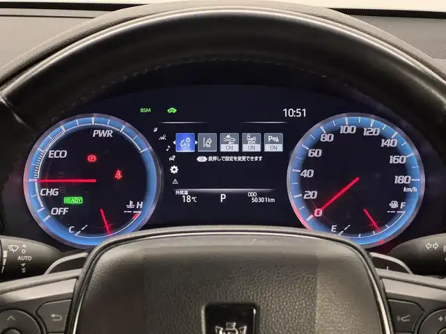 トヨタ クラウン ハイブリッド RS アドバンス 三重県 2019(平31)年 5.1万km プレシャスシルバー MTモード付フロアCVT/純正 8インチナビ/（AM/FM/CD/DVD/Blu-ray/SDREC/SD/USB/Bluetooth/Miracast/AUX/TV）/【OP】パノラミックビューモニター*1/【OP】トヨタプレミアムサウンド（16スピーカー/12chオーディオAMP）/ドライブレコーダー前方/ETC2.0/Toyota Safety Sense/・プリクラッシュセーフティ/・レーントレーシングアシスト/・レーダークルコン/・ロードサインアシスト/・オートハイビーム/・ブラインドスポットモニター＋リヤクロストラフィックアラート*1/・インテリジェントクリアランスソナー［パーキングサポートブレーキ（静止物）］*1/・インテリジェント パーキングアシスト2（巻き込み警報機能付）*1/・リヤカメラディテクション*1/など/装備/・【OP】カラーヘッドアップディスプレイ/・本革シート*2/・シートヒーター＆ベンチレーション（D/N）*2/・パワーシート（Dメモリー付8way＋ランバーサポート/N4way）/・パドルシフト/・雨滴感応式フロントワイパー/・AC100Vコンセント（100W）/・オートライト/・左右独立オートエアコン/など/*…セットでメーカーOP