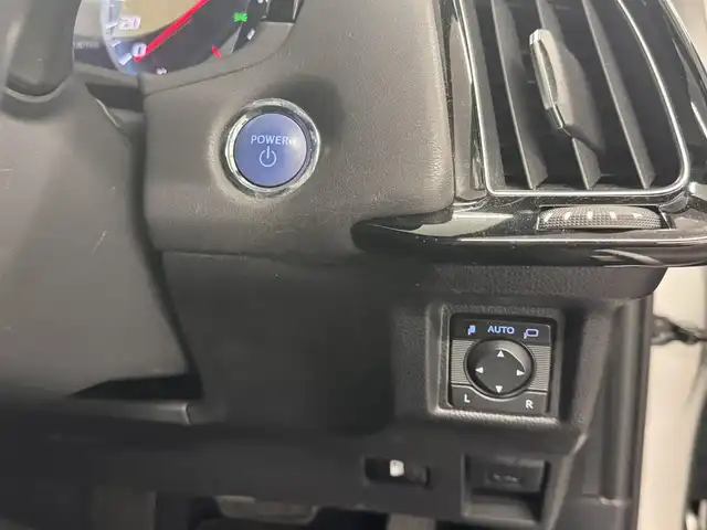 トヨタ クラウン ハイブリッド RS アドバンス 三重県 2019(平31)年 5.1万km プレシャスシルバー MTモード付フロアCVT/純正 8インチナビ/（AM/FM/CD/DVD/Blu-ray/SDREC/SD/USB/Bluetooth/Miracast/AUX/TV）/【OP】パノラミックビューモニター*1/【OP】トヨタプレミアムサウンド（16スピーカー/12chオーディオAMP）/ドライブレコーダー前方/ETC2.0/Toyota Safety Sense/・プリクラッシュセーフティ/・レーントレーシングアシスト/・レーダークルコン/・ロードサインアシスト/・オートハイビーム/・ブラインドスポットモニター＋リヤクロストラフィックアラート*1/・インテリジェントクリアランスソナー［パーキングサポートブレーキ（静止物）］*1/・インテリジェント パーキングアシスト2（巻き込み警報機能付）*1/・リヤカメラディテクション*1/など/装備/・【OP】カラーヘッドアップディスプレイ/・本革シート*2/・シートヒーター＆ベンチレーション（D/N）*2/・パワーシート（Dメモリー付8way＋ランバーサポート/N4way）/・パドルシフト/・雨滴感応式フロントワイパー/・AC100Vコンセント（100W）/・オートライト/・左右独立オートエアコン/など/*…セットでメーカーOP