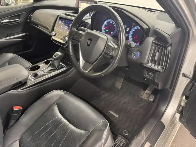 トヨタ クラウン ハイブリッド RS アドバンス 三重県 2019(平31)年 5.1万km プレシャスシルバー MTモード付フロアCVT/純正 8インチナビ/（AM/FM/CD/DVD/Blu-ray/SDREC/SD/USB/Bluetooth/Miracast/AUX/TV）/【OP】パノラミックビューモニター*1/【OP】トヨタプレミアムサウンド（16スピーカー/12chオーディオAMP）/ドライブレコーダー前方/ETC2.0/Toyota Safety Sense/・プリクラッシュセーフティ/・レーントレーシングアシスト/・レーダークルコン/・ロードサインアシスト/・オートハイビーム/・ブラインドスポットモニター＋リヤクロストラフィックアラート*1/・インテリジェントクリアランスソナー［パーキングサポートブレーキ（静止物）］*1/・インテリジェント パーキングアシスト2（巻き込み警報機能付）*1/・リヤカメラディテクション*1/など/装備/・【OP】カラーヘッドアップディスプレイ/・本革シート*2/・シートヒーター＆ベンチレーション（D/N）*2/・パワーシート（Dメモリー付8way＋ランバーサポート/N4way）/・パドルシフト/・雨滴感応式フロントワイパー/・AC100Vコンセント（100W）/・オートライト/・左右独立オートエアコン/など/*…セットでメーカーOP
