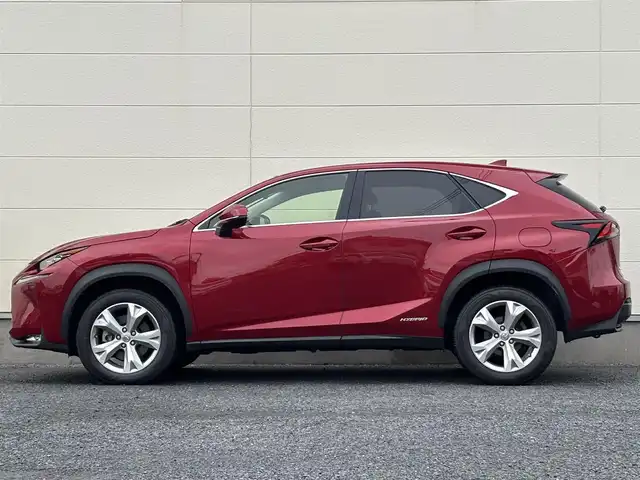 レクサス ＮＸ 300h バージョンL 茨城県 2016(平28)年 7.8万km レッドマイカクリスタルシャイン 純正ナビ/　(AM/FM/フルセグTV/Bluetooth/CD/DVD)/ドライブモードセレクト/パドルシフト/ドライブレコーダー/クルーズコントロール/オートホールド/電動リアゲート/ハンドルヒーター/シートヒーター/本革シート/純正フロアマット/純正アルミホイール/三眼LEDライト/衝突軽減防止装置/ETC/シートベンチレーション/スマートエントリー