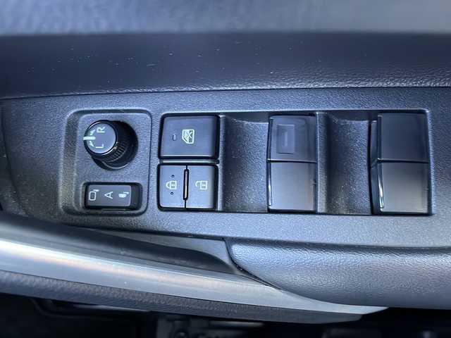 トヨタ カローラ クロス Z 福岡県 2023(令5)年 5.4万km プラチナホワイトパールマイカ 純正８型ディスプレイオーディオ/BT/USB/ミラーリング/フルセグTV/CD/DVD/バックカメラ/モデリスタエアロ/ブラインドスポットモニター/追従クルーズコントロール/電動バックドア/運転席側パワーシート/前席シートヒーター/ステアリングヒーター/本革巻ステアリング/純正18インチアルミホイール/LEDヘッドライト/オートライト/純正フロアマット/スマートキー/プッシュスタート