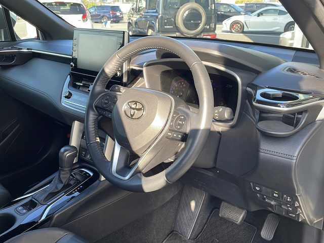 トヨタ カローラ クロス Z 福岡県 2023(令5)年 5.4万km プラチナホワイトパールマイカ 純正８型ディスプレイオーディオ/BT/USB/ミラーリング/フルセグTV/CD/DVD/バックカメラ/モデリスタエアロ/ブラインドスポットモニター/追従クルーズコントロール/電動バックドア/運転席側パワーシート/前席シートヒーター/ステアリングヒーター/本革巻ステアリング/純正18インチアルミホイール/LEDヘッドライト/オートライト/純正フロアマット/スマートキー/プッシュスタート