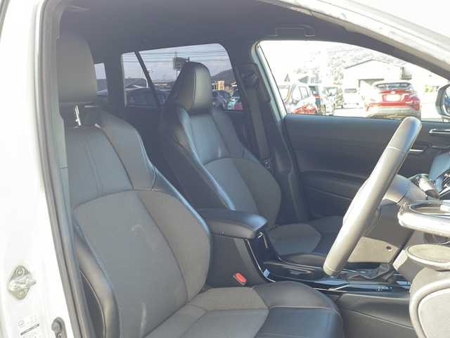 トヨタ カローラ クロス Z 福岡県 2023(令5)年 5.4万km プラチナホワイトパールマイカ 純正８型ディスプレイオーディオ/BT/USB/ミラーリング/フルセグTV/CD/DVD/バックカメラ/モデリスタエアロ/ブラインドスポットモニター/追従クルーズコントロール/電動バックドア/運転席側パワーシート/前席シートヒーター/ステアリングヒーター/本革巻ステアリング/純正18インチアルミホイール/LEDヘッドライト/オートライト/純正フロアマット/スマートキー/プッシュスタート