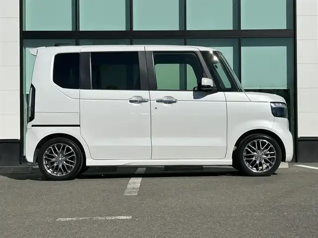 ホンダ Ｎ ＢＯＸ カスタム ターボ 和歌山県 2024(令6)年 1万km プラチナホワイトパール 純正9インチナビ/バックカメラ/フルセグTV/衝突軽減ブレーキ/前後コーナーセンサー/レーダークルコン/オートライト/シートヒーター/両側パワスラ/電動パーキング/オートホールド/ステリモ/LEDヘッドライト/パドルシフト/ハーフレザーシート/後席サンシェード