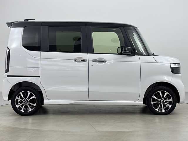 ホンダ Ｎ ＢＯＸ カスタム コーディネートスタイル 道央・札幌 2023(令5)年 0.1万km プラチナホワイトパール ・4WD/・純正SDメモリナビ/(AM・FM・BT・CD・フルセグ）/・バックカメラ/・両側パワースライドドア /・スマートキー/・プッシュスタート /・電子パーキングブレーキ/・オートブレーキホールド/・ホンダセンシング/・ステアリングスイッチ/・電動格納ミラー/・オートライト/・前席シートヒーター /・前後コーナーセンサー /・レーンキープアシスト/・合皮シート/・純正14インチアルミホイール
