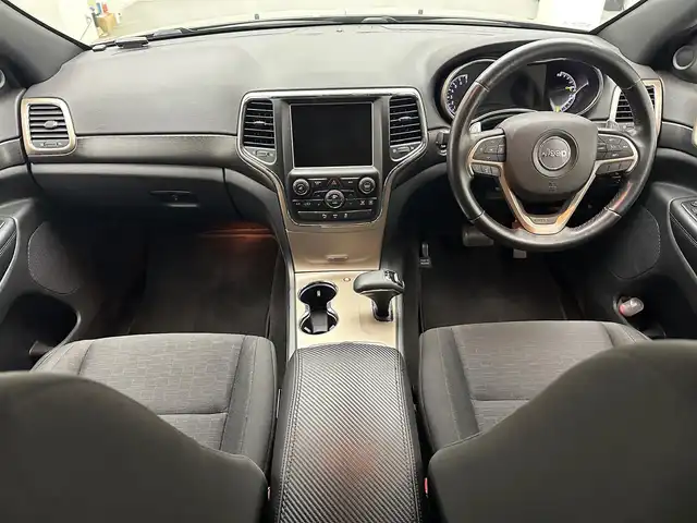 クライスラー・ジープ ジープ グランドチェロキー ラレード 兵庫県 2015(平27)年 5.1万km 黒 純正ＨＤＤナビ　/ＣＤ／ＤＶＤ／Ｂｌｕｅｔｏｏｔｈ／ＳＤ／ＵＳＢ／フルセグ　/クルーズコントロール　/ビルトインＥＴＣ２．０　/サイド・バックカメラ　/純正１８インチアルミホイール　/純正フロアマット　/ドアバイザー/HIDヘッドライト/LEDフォグランプ/パドルシフト/コーナー円さー/ルーフレール/パワーシート