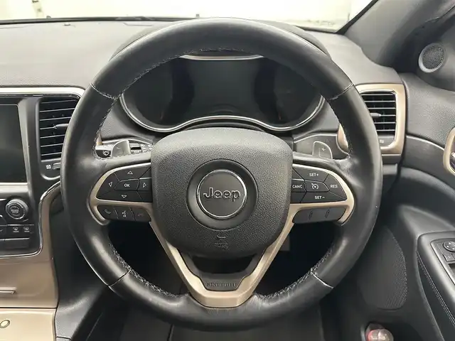 クライスラー・ジープ ジープ グランドチェロキー ラレード 兵庫県 2015(平27)年 5.1万km 黒 純正ＨＤＤナビ　/ＣＤ／ＤＶＤ／Ｂｌｕｅｔｏｏｔｈ／ＳＤ／ＵＳＢ／フルセグ　/クルーズコントロール　/ビルトインＥＴＣ２．０　/サイド・バックカメラ　/純正１８インチアルミホイール　/純正フロアマット　/ドアバイザー/HIDヘッドライト/LEDフォグランプ/パドルシフト/コーナー円さー/ルーフレール/パワーシート