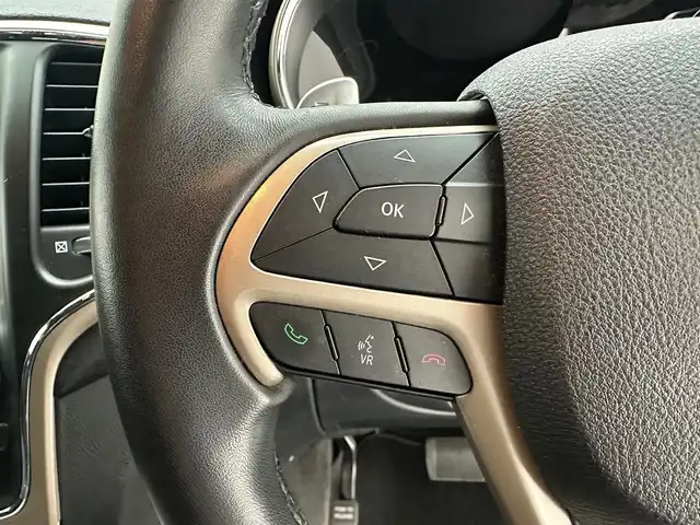 クライスラー・ジープ ジープ グランドチェロキー ラレード 兵庫県 2015(平27)年 5.1万km 黒 純正ＨＤＤナビ　/ＣＤ／ＤＶＤ／Ｂｌｕｅｔｏｏｔｈ／ＳＤ／ＵＳＢ／フルセグ　/クルーズコントロール　/ビルトインＥＴＣ２．０　/サイド・バックカメラ　/純正１８インチアルミホイール　/純正フロアマット　/ドアバイザー/HIDヘッドライト/LEDフォグランプ/パドルシフト/コーナー円さー/ルーフレール/パワーシート