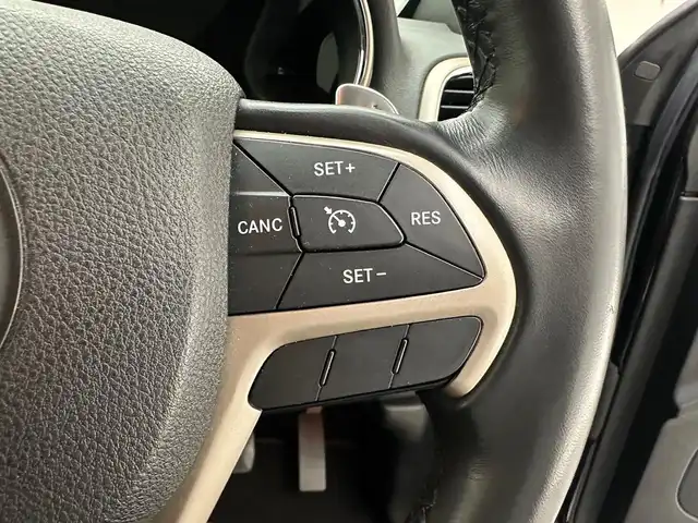 クライスラー・ジープ ジープ グランドチェロキー ラレード 兵庫県 2015(平27)年 5.1万km 黒 純正ＨＤＤナビ　/ＣＤ／ＤＶＤ／Ｂｌｕｅｔｏｏｔｈ／ＳＤ／ＵＳＢ／フルセグ　/クルーズコントロール　/ビルトインＥＴＣ２．０　/サイド・バックカメラ　/純正１８インチアルミホイール　/純正フロアマット　/ドアバイザー/HIDヘッドライト/LEDフォグランプ/パドルシフト/コーナー円さー/ルーフレール/パワーシート