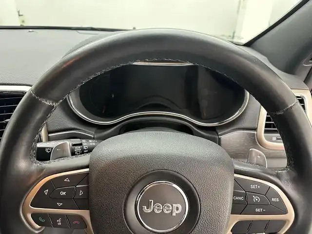 クライスラー・ジープ ジープ グランドチェロキー ラレード 兵庫県 2015(平27)年 5.1万km 黒 純正ＨＤＤナビ　/ＣＤ／ＤＶＤ／Ｂｌｕｅｔｏｏｔｈ／ＳＤ／ＵＳＢ／フルセグ　/クルーズコントロール　/ビルトインＥＴＣ２．０　/サイド・バックカメラ　/純正１８インチアルミホイール　/純正フロアマット　/ドアバイザー/HIDヘッドライト/LEDフォグランプ/パドルシフト/コーナー円さー/ルーフレール/パワーシート