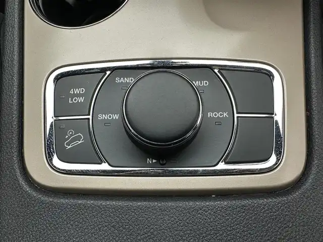 クライスラー・ジープ ジープ グランドチェロキー ラレード 兵庫県 2015(平27)年 5.1万km 黒 純正ＨＤＤナビ　/ＣＤ／ＤＶＤ／Ｂｌｕｅｔｏｏｔｈ／ＳＤ／ＵＳＢ／フルセグ　/クルーズコントロール　/ビルトインＥＴＣ２．０　/サイド・バックカメラ　/純正１８インチアルミホイール　/純正フロアマット　/ドアバイザー/HIDヘッドライト/LEDフォグランプ/パドルシフト/コーナー円さー/ルーフレール/パワーシート