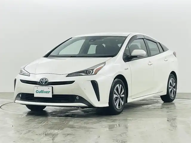 トヨタ プリウス A 福島県 2020(令2)年 5.6万km ホワイトパールクリスタルシャイン 純正メモリナビゲーション/【AM/FM/DVD/CD/Bluetooth/フルセグ】/型番:NSZT-W68　/バックカメラ　/トヨタセーフティーセンス　/・PCS/・オートマチックハイビーム/・車線逸脱警報/・ブラインドスポットモニター/・レーダークルーズコントロール/ＥＴＣ　/パワーシート　/パーキングアシスト　/ステアリングスイッチ　/プッシュスタート　/・スマートキー　/・スペアキー　/LEDライト　/・オートライト/・フォグライト/取扱説明書/純正フロアマット