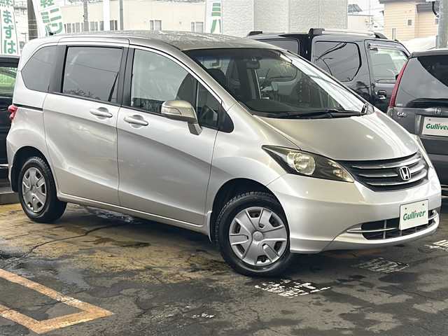 ホンダ フリード FLEX 道東・釧路十勝 2011(平23)年 7万km アラバスターシルバーメタリック 4WD/ワンオーナー/純正メモリーナビ/  (DVD/CD/ワンセグTV)/バックカメラ/片側パワースライドドア/ヘッドライトレベライザー/リアコーナーセンサー/ウィンカーミラー/電動格納ミラー/ミラーヒーター/フロントワイパーデアイサー/社外フロアマット/社外エンジンスターター/リモコンキー/スペアキー/記録簿 H26/28/30/R2/6/取扱説明書/保証書/ナビ取説/夏タイヤ積み込み/  (185/65R15、4mm、社外AW)