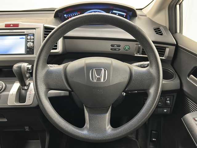 ホンダ フリード FLEX 道央・札幌 2011(平23)年 7万km アラバスターシルバーメタリック /4WD//寒冷地仕様//ワンオーナー//純正メモリーナビ/  (DVD/CD/ワンセグTV)//バックカメラ//片側パワースライドドア//ヘッドライトレベライザー//リアコーナーセンサー//ウィンカーミラー//電動格納ミラー//ミラーヒーター//フロントワイパーデアイサー//社外フロアマット//社外エンジンスターター//リモコンキー//スペアキー//記録簿 H26/28/30/R2/6//取扱説明書/保証書/ナビ取説
