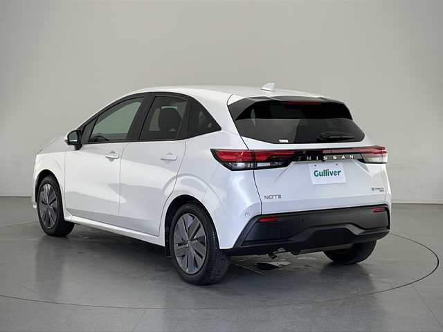 日産 ノート X FOUR 長野県 2023(令5)年 3.4万km ピュアホワイトパール 4WD/純正メモリナビ&フルセグTV&USB&BT/プロパイロット/アダプティブクルーズコントロール/側方支援/後側方支援/駐車支援/ハンドル支援/後退時車両検知/速度標識表示/道路標識表示/前席シートヒーター/ステアリングスイッチ/ステアリングヒーター/全方位カメラ/ビルトインETC/ハロゲンライト/オートライト/オートマチックハイビーム/電動格納ミラー/電動ホールド/オートホールド/純正ホイールキャップ装着/純正フロアマット/プッシュスタート/スマートキー/スペアキー1本/取扱説明書