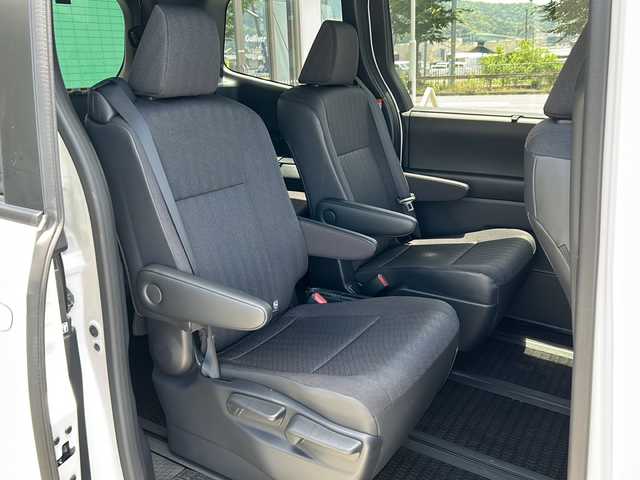 トヨタ ノア S－G 京都府 2023(令5)年 1.8万km ホワイトパールクリスタルシャイン 純正ディスプレイオーディオ　バックカメラ　Ｂｌｕｅｔｏｏｔｈオーディオ　プリクラッシュセーフティ　レーダークルーズコントロール　快適利便パッケージ　両側パワースライドドア　ＬＥＤヘッドライト　禁煙車