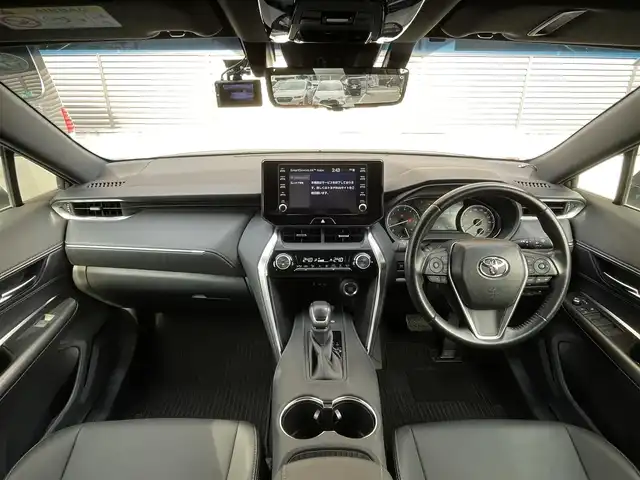 トヨタ ハリアー G 大阪府 2021(令3)年 1.8万km ホワイトパールクリスタルシャイン ワンオーナー/純正8インチディスプレイオーディオ/・AM/FM/BT/Miracast/AppleCarPlay/バックカメラ/デジタルインナーミラー/ハーフレザー/パワーシート/パワーバックドア/前後ドラレコ（ZDR-035）/ETC/トヨタセーフティーセンス/・プリクラッシュセーフティー/・レーントレーシングアシスト/・レーダークルーズコントロール/・アダプティブハイビーム/・オートマチックハイビーム/・ロードサインアシスト/LEDヘッドライト/純正18インチアルミホイール/保証書/取扱説明書/スペアキー