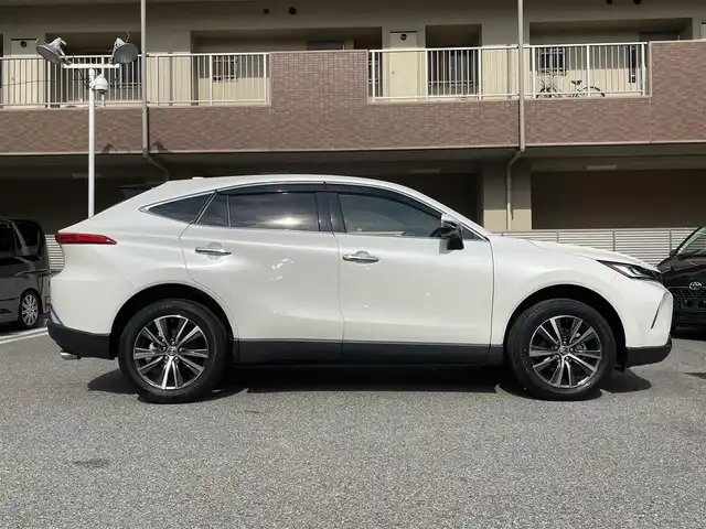 トヨタ ハリアー G 大阪府 2021(令3)年 1.8万km ホワイトパールクリスタルシャイン ワンオーナー/純正8インチディスプレイオーディオ/・AM/FM/BT/Miracast/AppleCarPlay/バックカメラ/デジタルインナーミラー/ハーフレザー/パワーシート/パワーバックドア/前後ドラレコ（ZDR-035）/ETC/トヨタセーフティーセンス/・プリクラッシュセーフティー/・レーントレーシングアシスト/・レーダークルーズコントロール/・アダプティブハイビーム/・オートマチックハイビーム/・ロードサインアシスト/LEDヘッドライト/純正18インチアルミホイール/保証書/取扱説明書/スペアキー