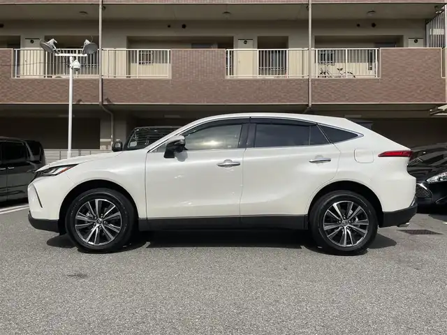 トヨタ ハリアー G 大阪府 2021(令3)年 1.8万km ホワイトパールクリスタルシャイン ワンオーナー/純正8インチディスプレイオーディオ/・AM/FM/BT/Miracast/AppleCarPlay/バックカメラ/デジタルインナーミラー/ハーフレザー/パワーシート/パワーバックドア/前後ドラレコ（ZDR-035）/ETC/トヨタセーフティーセンス/・プリクラッシュセーフティー/・レーントレーシングアシスト/・レーダークルーズコントロール/・アダプティブハイビーム/・オートマチックハイビーム/・ロードサインアシスト/LEDヘッドライト/純正18インチアルミホイール/保証書/取扱説明書/スペアキー