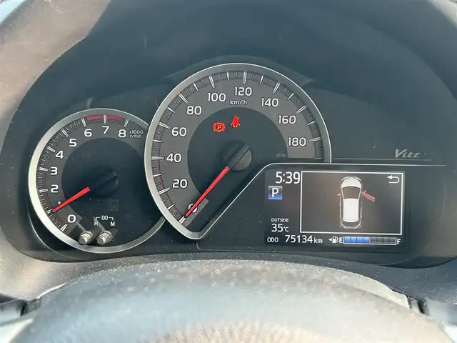 トヨタ ヴィッツ U 長崎県 2014(平26)年 7.6万km ホワイトパールクリスタルシャイン メモリナビ/ワンセグテレビ/バックカメラ/シートヒーター/アイドリングストップ/パワーウィンド/パワーステアリング