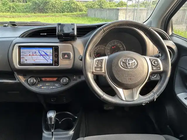 トヨタ ヴィッツ U 長崎県 2014(平26)年 7.6万km ホワイトパールクリスタルシャイン メモリナビ/ワンセグテレビ/バックカメラ/シートヒーター/アイドリングストップ/パワーウィンド/パワーステアリング