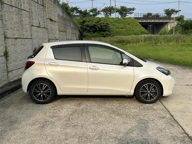トヨタ ヴィッツ U 長崎県 2014(平26)年 7.6万km ホワイトパールクリスタルシャイン メモリナビ/ワンセグテレビ/バックカメラ/シートヒーター/アイドリングストップ/パワーウィンド/パワーステアリング