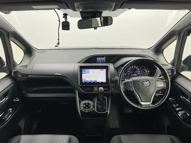 トヨタ ヴォクシー ZS 煌Ⅱ 岡山県 2020(令2)年 5.2万km ブラック 純正9インチSDナビ/（CD/DVD/BT/フルセグTV）/衝突軽減ブレーキシステム/バックカメラ/ステアリングスイッチ/両側電動スライドドア/ビルトインETC/前後ドライブレコーダー/LEDヘッドライト/LEDフォグランプ/オートハイビーム/オートライト/クルーズコントロール/後席サンシェイド/シートバックテーブル/D席シートリフター/スマートキー×2/取扱説明書/ナビ取扱説明書