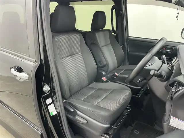 トヨタ ヴォクシー ZS 煌Ⅱ 岡山県 2020(令2)年 5.2万km ブラック 純正9インチSDナビ/（CD/DVD/BT/フルセグTV）/衝突軽減ブレーキシステム/バックカメラ/ステアリングスイッチ/両側電動スライドドア/ビルトインETC/前後ドライブレコーダー/LEDヘッドライト/LEDフォグランプ/オートハイビーム/オートライト/クルーズコントロール/後席サンシェイド/シートバックテーブル/D席シートリフター/スマートキー×2/取扱説明書/ナビ取扱説明書
